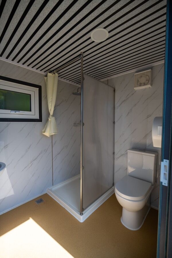 Deluxe Toilet and Shower - Image 6