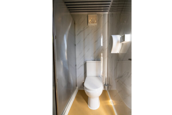 Deluxe Toilet and Shower - Image 4